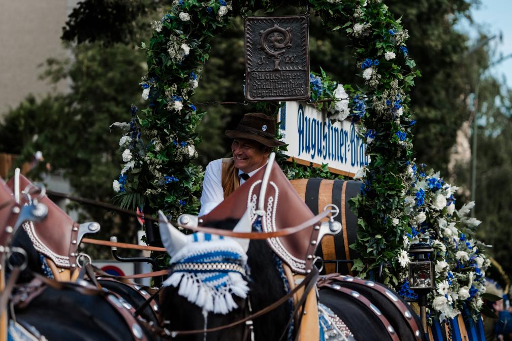 Parade Of The Oktoberfest Landlords And Breweries 2024 Oktoberfest De   17.09.2023 Traschuezug 251 0 