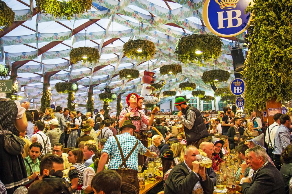 Zur Dekoration unter dem Dachhimmel werden jedes Jahr 12 Zentner echte Hopfenreben aus der Holledau angebracht. Über allem thront der Engel Aloisius, die Hauptfigur der Erzählung „Ein Münchner im Himmel“.