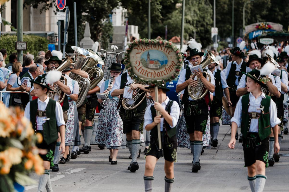 Mitmachen beim Trachten und Schützenzug zum Oktoberfest Oktoberfest.de