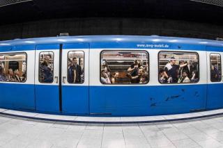 Fahrgäste in der U-Bahn 