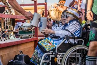 Alte Dame im Rollstuhl auf dem Oktoberfest