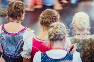 Vier Mädchen im Dirndl auf dem Oktoberfest