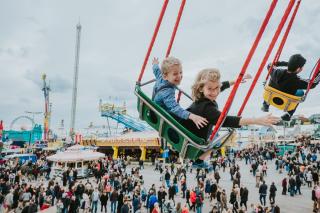 Zwei Kinder im Kettenflieger auf dem Oktoberfest