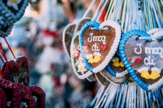 Lebkuchenherzen an einem Stand auf dem Oktoberfest