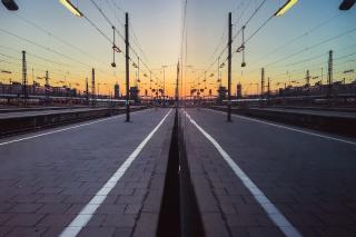 Zug an einem leeren Bahnsteig am Münchner Hauptbahnhof