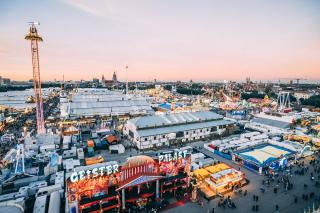 Blick über das Treiben auf dem Oktoberfest mit den Zelten in der Wirtsbudenstraße