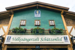 Das Volkssängerzelt Schützenlisl von außen 