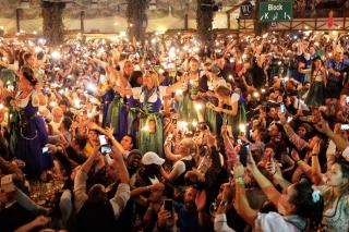 Feiernde Wiesnbesucher im Hofbräuzelt