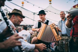 Musikanten spielen im Biergarten auf der Oidn Wiesn auf