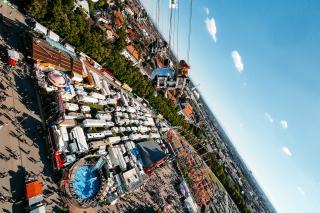 Blick auf das Wiesngelände vom Bayern Tower herab