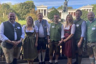 Gruppenfoto vom Käfer-Balkon mit der Bavaria im Hintergrund