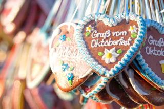 Lebkuchenherz mit der Aufschrift "Gruß vom Oktoberfest"