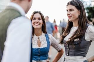 Zwei Wiesnbesucherinnen im Gespräch auf dem Oktoberfest