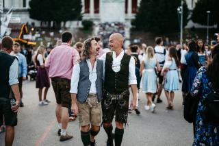 Verliebtes Paar flaniert in Tracht über die Matthias-Pschorr-Straße während des Oktoberfests.