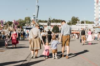 Familie mit zwei Kindern beim Bummel über das Oktoberfest