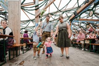 Familie mit zwei Kleinkindern im Festzelt Tradition