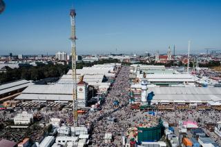 Blick aus dem Riesenrad auf die gefüllte WIrtsbudenstraße