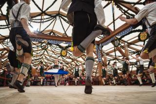 Trachtentanz im Festzelt Tradition