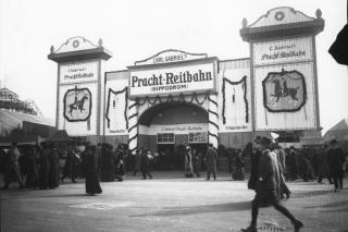 Das einstige Hippodrom mit der Fassade von Carl Gabriels Pracht-Reitbahn auf dem Oktoberfest 1912