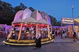 Wiesn Guglhupf an einem klaren Abend auf dem Münchner Oktoberfest