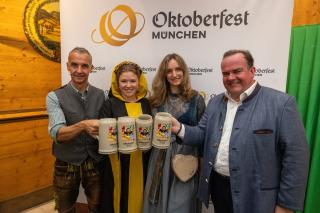 Kabarettist Stefan Kröll, das Münchner Kindl Franziska Inselkammer, Krug-Designerin Annika Mittelmeier und Wiesn-Chef Clemens Baumgärtner mit dem Sammlerkrug 2024 (v.li.).