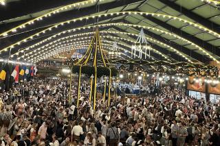 Gut besuchte Augustiner-Festhalle am ersten Samstag