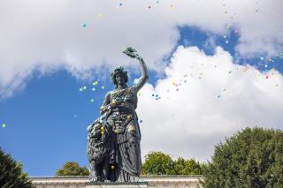 Luftballons steigen vor der Bavaria auf