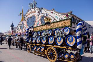 Brauereikutsche vor dem Marstall-Festzelt