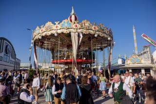 Das nostalgische „The Grand Carousel“ ist nicht nur ein Publikumsmagnet für Kinder, sondern fasziniert Menschen jeden Alters. Es handelt sich um ein Etagen¬karussell mit der einzigartigen Möglichkeit, von der Einstiegsebene aus über eine Treppe in ein zweites Stockwerk zu gelangen Das nostalgische „The Grand Carousel“ ist nicht nur ein Publikumsmagnet für Kinder, sondern fasziniert Menschen jeden Alters. Es handelt sich um ein Etagen¬karussell mit der einzigartigen Möglichkeit, von der Einstiegsebene aus über eine Treppe in ein zweites Stockwerk zu gelangen