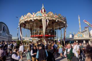 Das nostalgische „The Grand Carousel“ ist nicht nur ein Publikumsmagnet für Kinder, sondern fasziniert Menschen jeden Alters. Es handelt sich um ein Etagen¬karussell mit der einzigartigen Möglichkeit, von der Einstiegsebene aus über eine Treppe in ein zweites Stockwerk zu gelangen