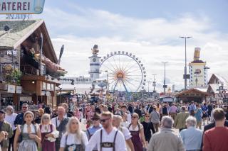 Blick über die gut besuchte Wirtsbudenstraße