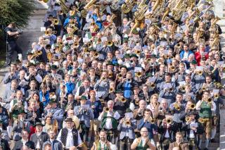 Die Musikgruppen auf den Stufen der Bavaria