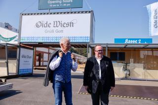 OB Dieter Reiter und Wiesn-Chef Clemens Baumgärtner vor dem neuen Haupteingang Oide Wiesn OB Dieter Reiter und Wiesn-Chef Clemens Baumgärtner vor dem neuen Haupteingang Oide Wiesn
