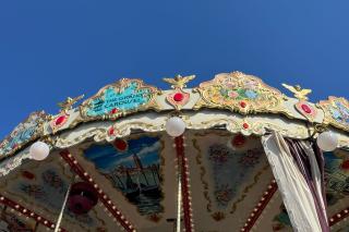 Das „The Grand Carousel“ ist ein Etagenkarussell, das traditionelle Kunst mit moderner Technologie kombiniert. Das „The Grand Carousel“ ist ein Etagenkarussell, das traditionelle Kunst mit moderner Technologie kombiniert.