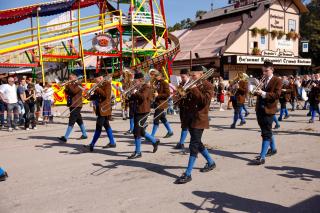 Der Trachten- und Schützenzug ist einer der Höhepunkt der Oktoberfests. Der Trachten- und Schützenzug ist einer der Höhepunkt der Oktoberfests.
