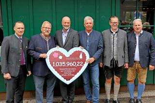 Peter Inselkammer (Sprecher der Münchner Wiesn-Wirte), Wiggerl Hagn (ehemaliger Wiesn-Wirt und Mitglied des Stiftungsrats), Ralf Fleischer (Vorstandsvorsitzender der Stadtsparkasse München & Stiftungsvorstand), Oberbürgermeister Dieter Reiter, Dr. Martin Leibhard (Vorsitzender des Vereins Münchener Brauereien) und Christian Schottenhamel (stellvertr. Sprecher der Münchner Wiesn-Wirte)