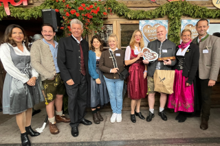 Clarissa Käfer (Wiesn-Wirtin, Jury-Mitglied Wiesn-Courage-Preis), Markus Brandl (Schauspieler, Condrobs-Unterstützer), Oberbürgermeister Dieter Reiter, Kathrin von Steinburg (Schauspielerin, Condrobs-Unterstützerin), Johanna Bittenbinder (Schauspielerin, Jury-Mitglied Wiesn-Courage-Preis), Katrin Bahr (Condrobs Geschäftsführende Vorständin), Wiesn-Courage-Preisträger Joerg „JT“ K., Silja Steinberg (Wiesn-Wirtin, Jury-Mitglied Wiesn-Courage-Preis), Otto Lindinger (Wiesn-Wirt, Jury-Mitglied Wiesn-Courage-Prei