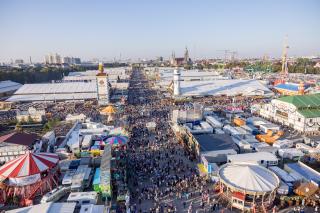 Oktoberfest mit Wirtsbudenstraße vom Riesenrad aus.