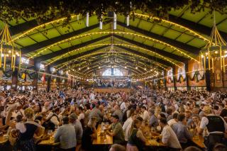 Gut besuchte Augustiner-Festhalle auf dem Oktoberfest