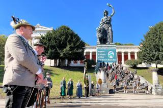 Oktoberfest 2024: Böllerschießen am letzten Tag zu Füßen der Bavaria. Oktoberfest 2024: Böllerschießen am letzten Tag zu Füßen der Bavaria.