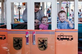 Kinder im Fahrgeschäft auf der Oidn Wiesn