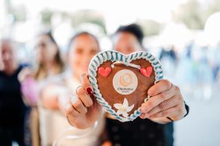 Oktoberfest-Logo auf einem Lebkuchenherz