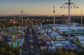 Oktoberfest Panorama mit Alpen Oktoberfest Panorama mit Alpen