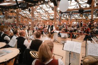 Die Oktoberfestmusikanten spielen auf im Festzelt Tradition