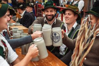 Auf der Oidn Wiesn wird das Bier in Keferlohern (Steinkrügen) ausgeschenkt. Auf der Oidn Wiesn wird das Bier in Keferlohern (Steinkrügen) ausgeschenkt.