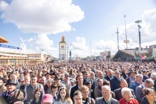 Menschenandrang beim Platzkonzert der Wiesnwirte