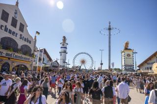 Menschen flanieren über die Wirtsbudenstraße auf dem Oktoberfest Menschen flanieren über die Wirtsbudenstraße auf dem Oktoberfest