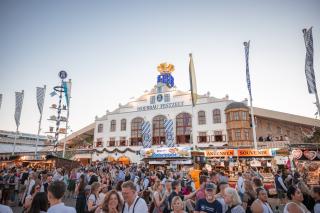 Das Hofbräu Festzelt auf dem Oktoberfest Das Hofbräu Festzelt auf dem Oktoberfest