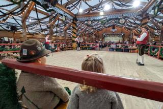 Die auftretenden Trachtengrppen sind für die Zwergerl ein großes Erlebnis.  Die auftretenden Trachtengrppen sind für die Zwergerl ein großes Erlebnis.