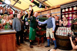 Anstich des 190. Oktoberfests durch Oberbürgermeister Dieter Reiter.  Anstich des 190. Oktoberfests durch Oberbürgermeister Dieter Reiter.